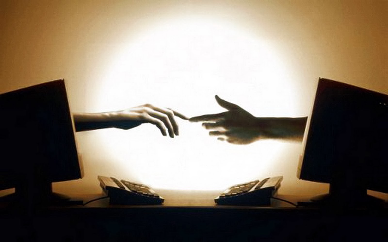 Всем миром через интернет. Интернет любовь. Любовь через экран компьютера. Рука через экран. Одиночество в интернете.